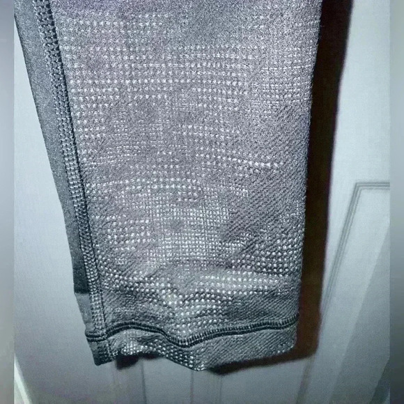 Women’s leggings by Adidas in black & gray high waisted with raised pattern LG - Picture 3 of 9